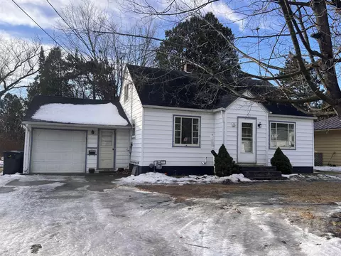 720 E Fulton St, Waupaca, WI 54981