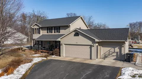 833 Woodland Cir, Waupaca, WI 54981