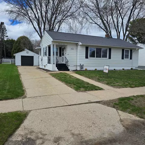 3205 15th St, Menominee, MI 49858