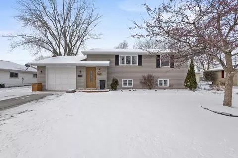 632 Suburban Dr, De Pere, WI 54115