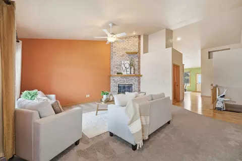 Living - n194 Eastowne Lane, Appleton, WI 54915 photo 2 of 5