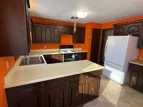 Kitchen - 16 Ramlen Ct, Appleton, WI 54915 photo 2 of 2