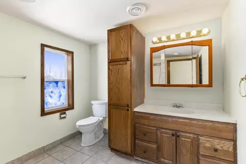 Bath - 1508 E Wisconsin Ave, Appleton, WI 54911 photo 3 of 4