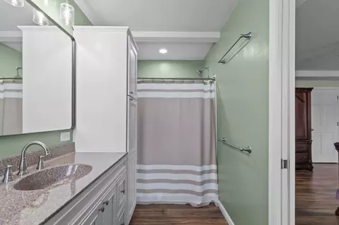 Bath - w5609 Jochmann Drive, Appleton, WI 54915 photo 2 of 7