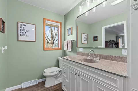 Bath - w5609 Jochmann Drive, Appleton, WI 54915 photo 3 of 7