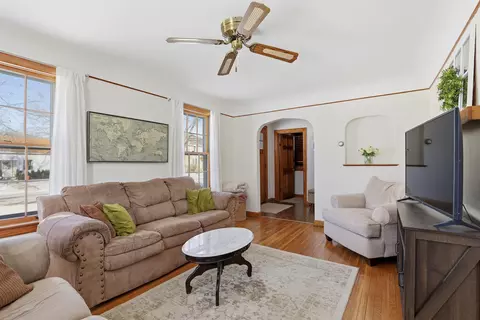 Living - 603 E Goodall St, Appleton, WI 54915 photo 2 of 4