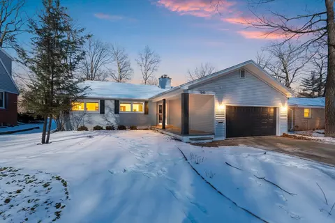 Exterior - 1040 E Moorpark Ave, Appleton, WI 54911 photo 5 of 5