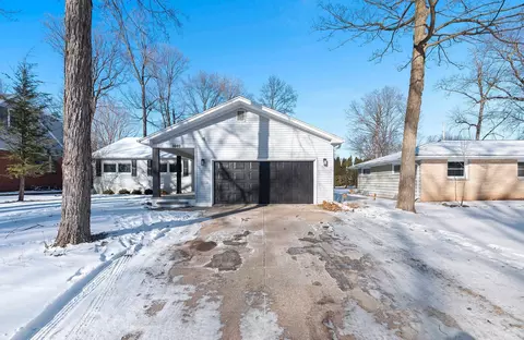 Exterior - 1040 E Moorpark Ave, Appleton, WI 54911 photo 4 of 5