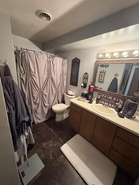 Bath - 115 Valerie Ln, Appleton, WI 54915 photo 1 of 1
