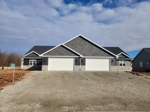 2690 Princeton Dr, Neenah, WI 54956