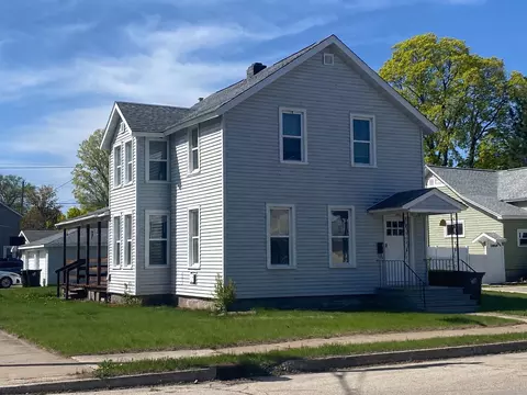 813 8th St, Menominee, MI 49858