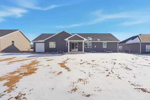 Exterior - 5701 N Acadia Dr, Appleton, WI 54913 photo 2 of 2