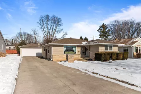 1018 W Parkway Blvd, Appleton, WI 54914