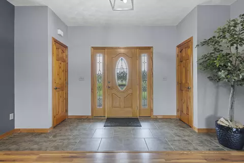 Entry Way - 8464 County Rd S, Pulaski, WI 54162 photo 2 of 7