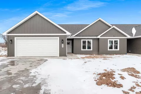 208 Clubhouse Ln, Kimberly, WI 54136