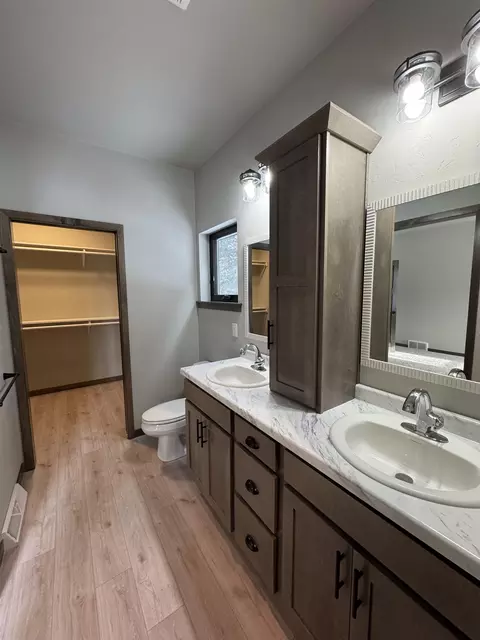 Bath - 2005 E Ridge Haven Ln, Appleton, WI 54913 photo 6 of 7