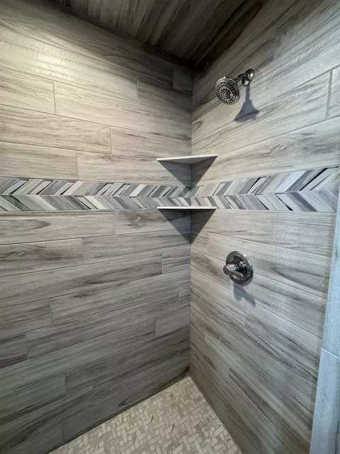 Bath - 2005 E Ridge Haven Ln, Appleton, WI 54913 photo 5 of 7