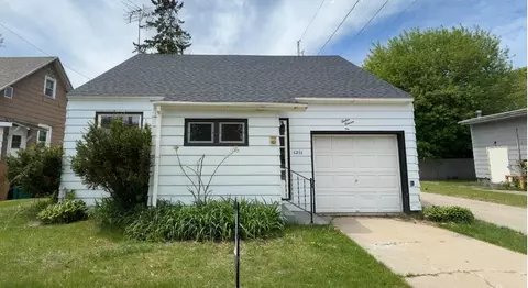 1211 Wells St, Marinette, WI 54143