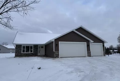 709 Robin St, New London, WI 54961