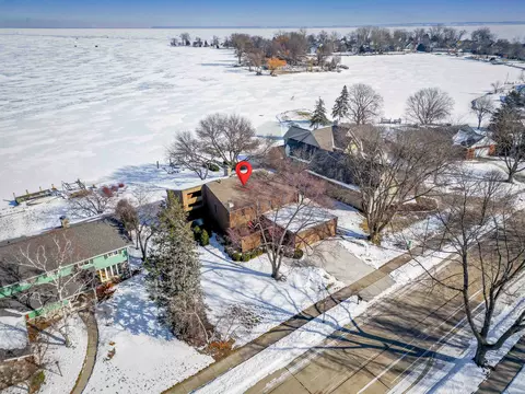 2136 White Swan Dr, Oshkosh, WI 54901