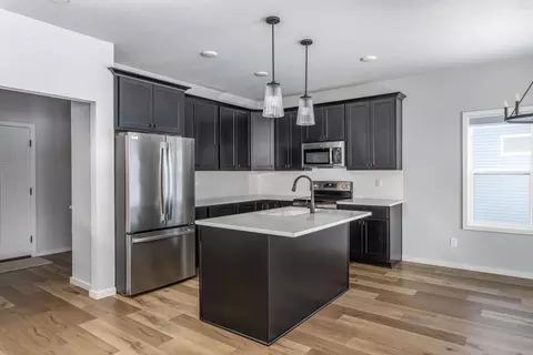 Kitchen - 4535 N Cherryvale Ave, Appleton, WI 54913 photo 2 of 4