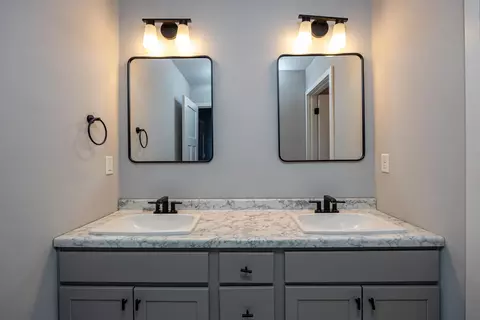 Bath - 4535 N Cherryvale Ave, Appleton, WI 54913 photo 3 of 4