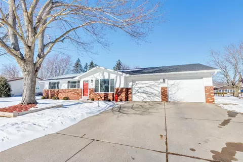 203 E Glenbrook Dr, Pulaski, WI 54162