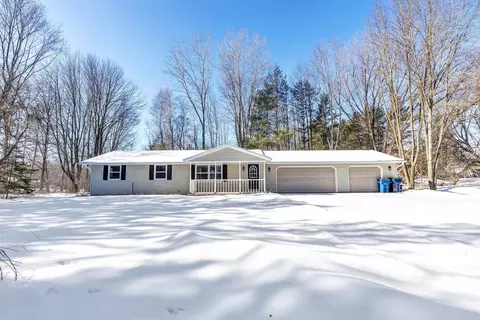 2801 Meadow Flower Ln, Green Bay, WI 54313