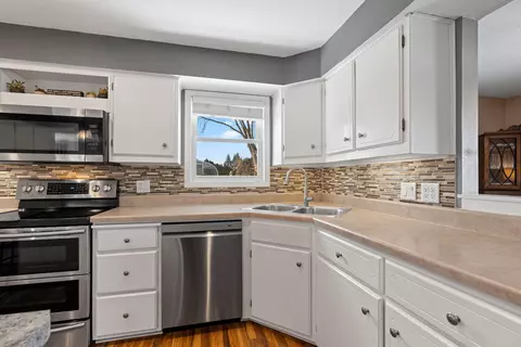 Kitchen - 1632 W Cloverdale Dr, Appleton, WI 54914 photo 7 of 9