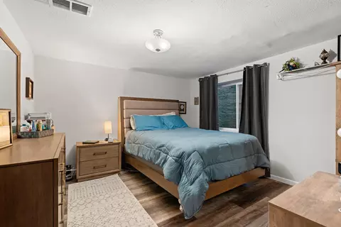 Bedroom - 1632 W Cloverdale Dr, Appleton, WI 54914 photo 9 of 12