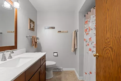 Bath - 1632 W Cloverdale Dr, Appleton, WI 54914 photo 3 of 6