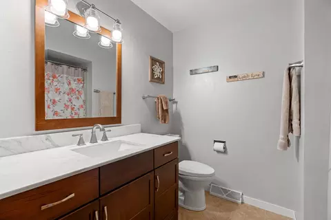 Bath - 1632 W Cloverdale Dr, Appleton, WI 54914 photo 5 of 6