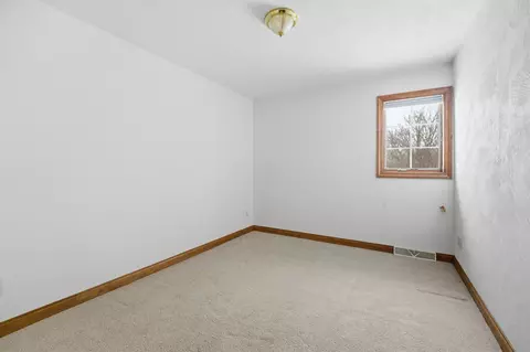 Bedroom - 321 E Apple Creek Rd, Appleton, WI 54913 photo 5 of 10