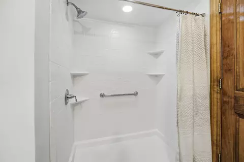 Bath - 321 E Apple Creek Rd, Appleton, WI 54913 photo 7 of 7