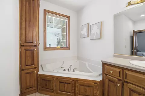 Bath - 321 E Apple Creek Rd, Appleton, WI 54913 photo 3 of 7