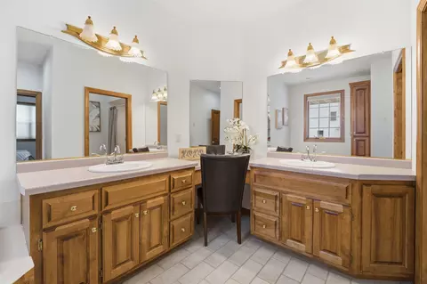 Bath - 321 E Apple Creek Rd, Appleton, WI 54913 photo 2 of 7