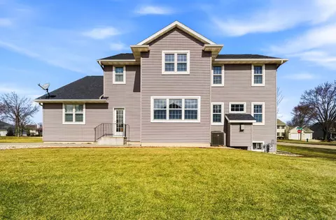 Exterior - 321 E Apple Creek Rd, Appleton, WI 54913 photo 2 of 5