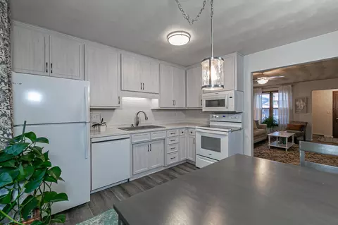 Kitchen - 720 S Westhaven Pl #F, Appleton, WI 54914 photo 3 of 4