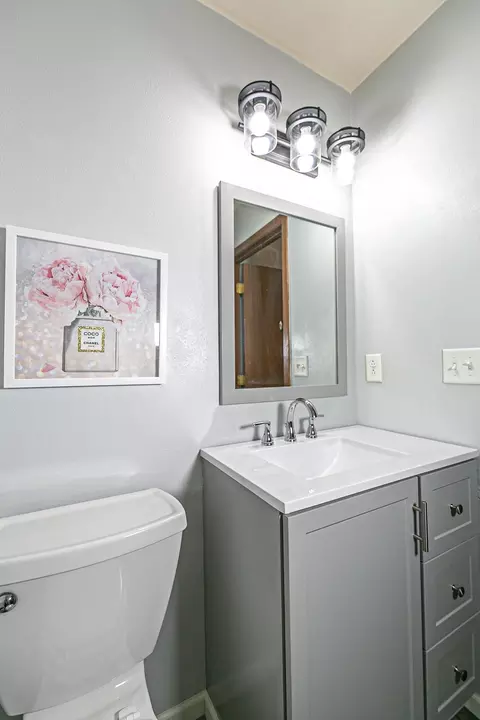 Bath - 720 S Westhaven Pl #F, Appleton, WI 54914 photo 2 of 4