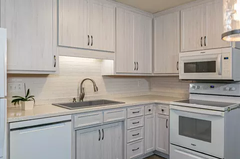 Kitchen - 720 S Westhaven Pl #F, Appleton, WI 54914 photo 2 of 4