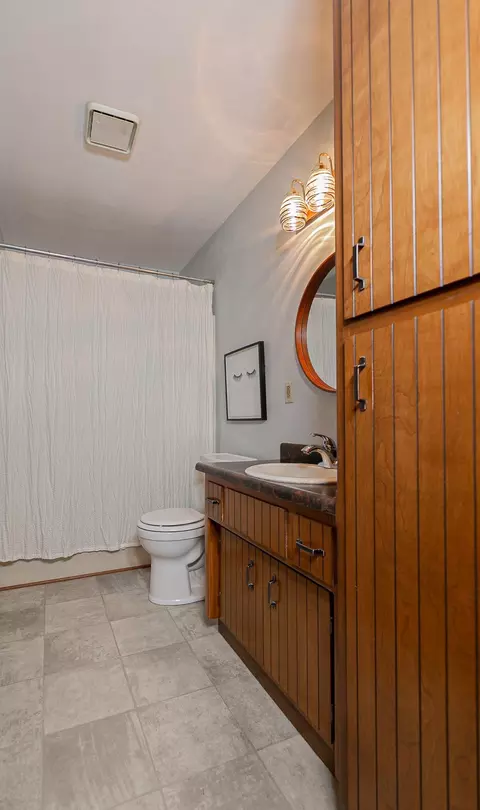 Bath - 720 S Westhaven Pl #F, Appleton, WI 54914 photo 3 of 4