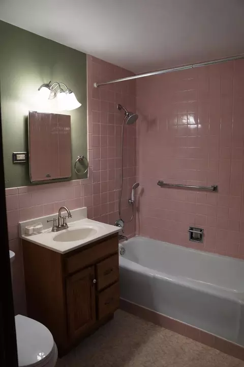 Bath - 731 W Elsie St, Appleton, WI 54914 photo 1 of 1