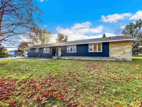 960 Shing Wa Uk Dr, Marinette, WI 54143