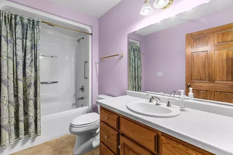 Bath - 525 W Wayfarer Ct, Appleton, WI 54913 photo 2 of 2