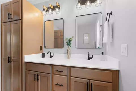 Bath - n9292 Constellation Drive, Appleton, WI 54915 photo 3 of 10