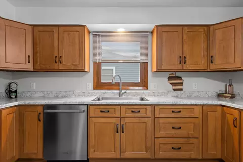 Kitchen - 2519 S Eric Dr, Appleton, WI 54915 photo 4 of 5