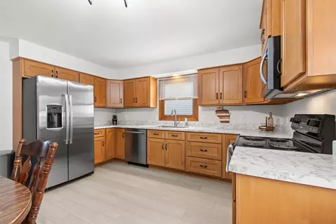 Kitchen - 2519 S Eric Dr, Appleton, WI 54915 photo 3 of 5