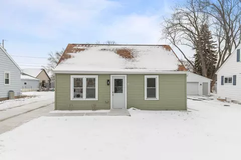 136 W Cecil St, Neenah, WI 54956
