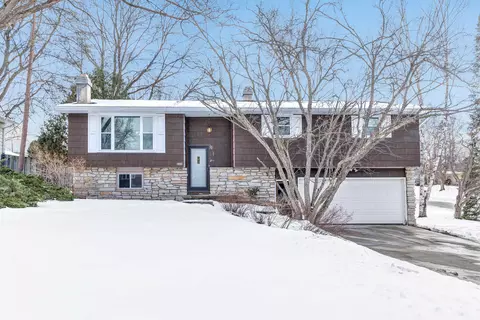 2615 Woodridge Ln, Green Bay, WI 54304