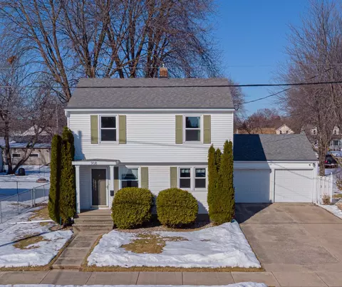908 8th St, Menasha, WI 54952